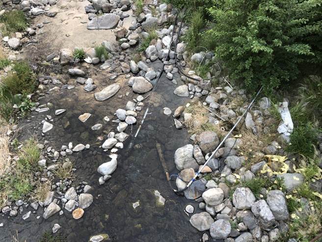 大梨山「簡易自來水」高山溪流水源頭9成已乾枯，灌溉及飲用水轉向野溪抽取。（民眾提供／王文吉台中傳真）