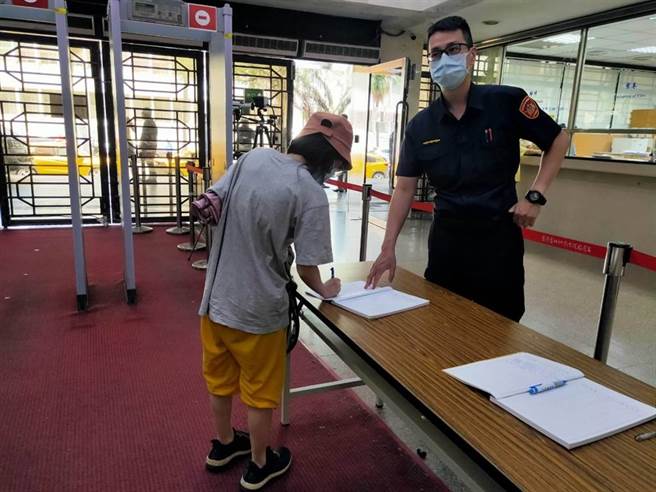 疫情升溫，台北地院、北檢12日起採行實聯制。(陳志賢攝)
