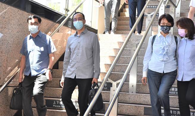 前新北市长朱立伦（左二）12日上午抵达高铁左营站，前高雄市副市长李四川（左）、前立委黄昭顺（右二）、高雄市议员李雅芬（右）陪同。（林瑞益摄）