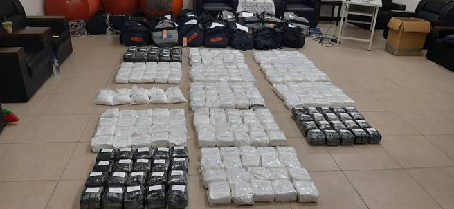 橋頭地檢署日前聯手海巡以及印尼、馬來西亞等國緝毒小組，聯手破獲蒙古籍毒品走私郵輪，於船上搜出近280公斤愷他命。（圖／海巡署提供）