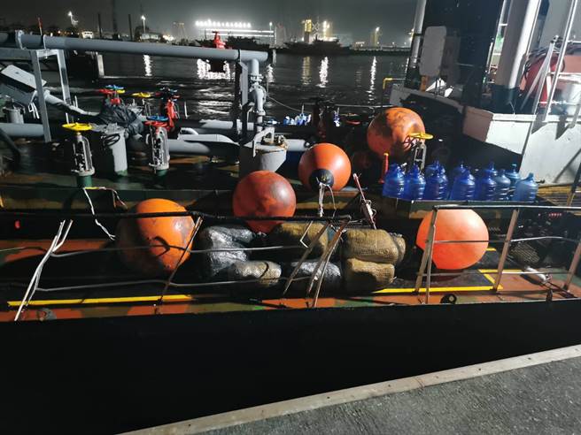 橋頭地檢署日前聯手海巡以及印尼、馬來西亞等國緝毒小組，聯手破獲蒙古籍毒品走私郵輪，於船上搜出近280公斤愷他命。（圖／海巡署提供）