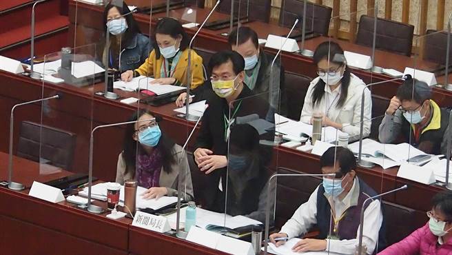 高巿府新聞局長董建宏12日中午將視察影城防疫作為。圖為日前他在議會備詢。（曹明正攝）