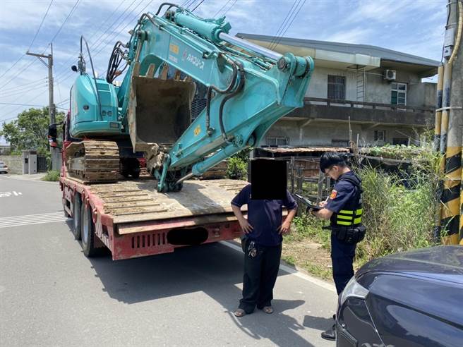 頭份市北橫公路頭份大橋整修禁行聯結車及21噸以上大貨車，頭份警分局從11日起加強告發。（頭份警分局提供／謝明俊苗栗傳真）