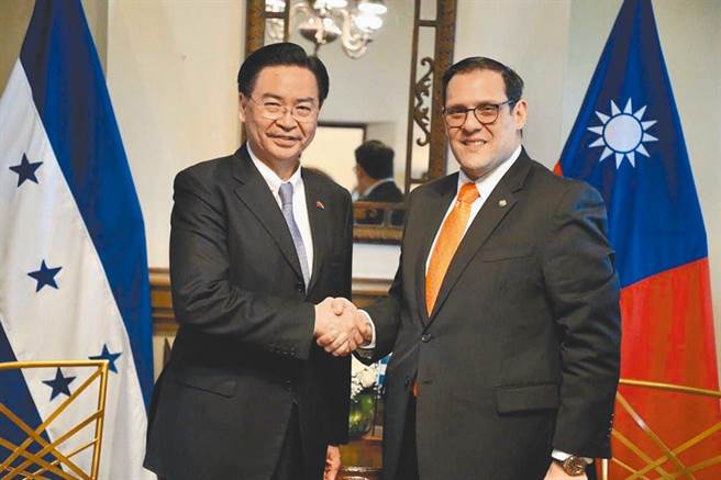宏都拉斯考虑设中国办事处交换疫苗，外交部：透过各方管道舒缓宏国危机。图为外交部长吴钊燮（左）访问中美洲友邦宏都拉斯，会晤宏国外长罗萨雷斯。（外交部提供）