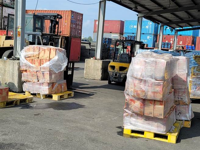 金门料罗港区装卸作业发生「车祸」，导致满载高粱酒的货柜重摔落地。（民眾提供）