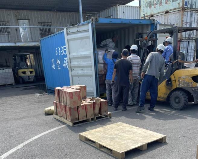 现场和闻讯赶到的码头人员，摇头叹息实在有够「可惜」（民眾提供）