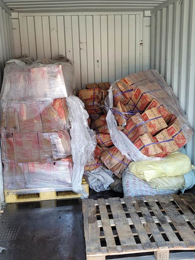 货柜内待清理的高粱酒，估计总损失逾50万元。（民眾提供）
