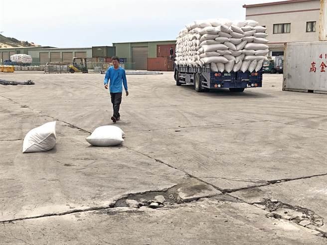 现场路面破裂凹陷，车辆经过颠簸难行，甚至掉落载运的货物，业者也抱怨这起意外事故与路面不平有关。（李金生摄）