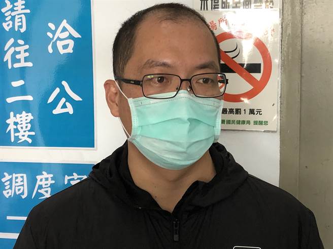 县港务处栈埠课长张修正说明，损害赔偿责任由港勤公司与托运业者协调解决。（李金生摄）