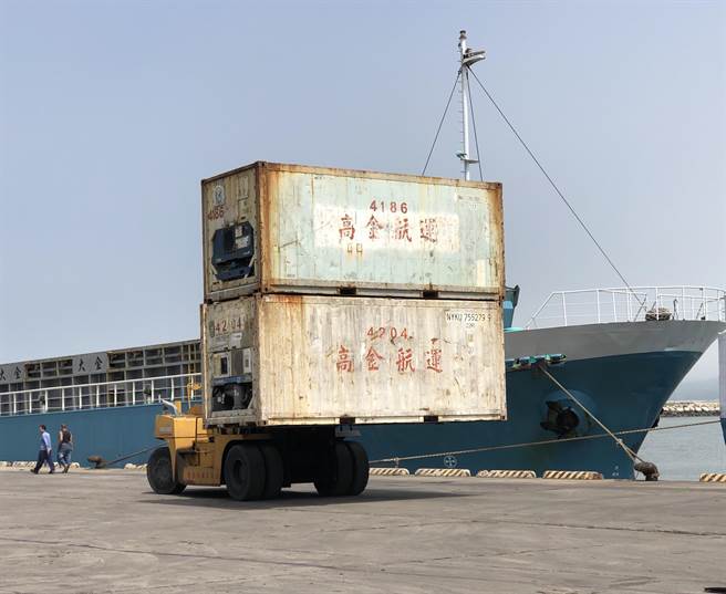 县港务处强调，码头作业攸关人、货安全，将针对港勤业者反映，尽快舖整机、车通行路面，也会要求相关业者检讨改善，协力提高作业妥善率。（李金生摄）