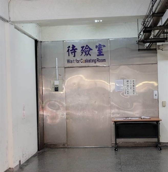 酒駕學員參觀殯儀館，與亡者近距離接觸。(照片/游定剛 拍攝)