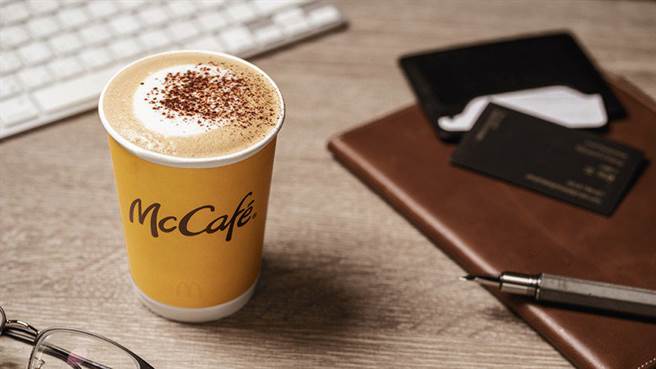 今天一早有网友发现，麦当劳已开始实联制，进去都必须签名。