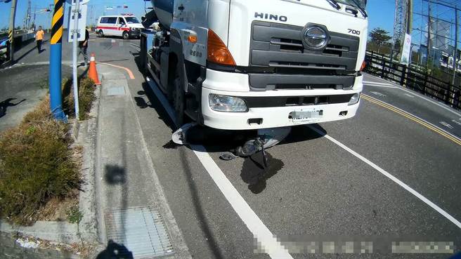 嘉義市今12日早上8點半發生一起死亡車禍，1輛水泥攪拌車右轉時碰撞同向機車，導致男騎士倒地慘死。（呂妍庭翻攝）