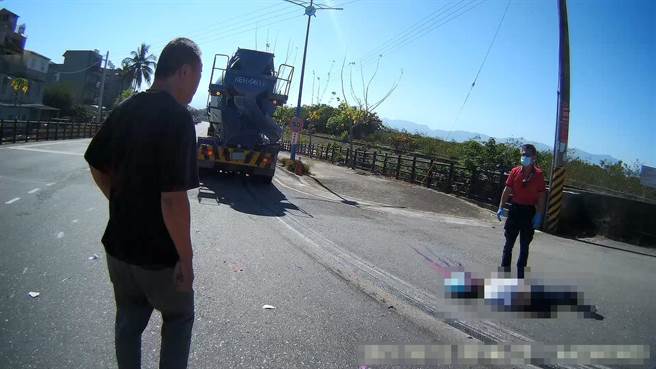嘉義市今12日早上8點半發生一起死亡車禍，1輛水泥攪拌車右轉時碰撞同向機車，導致男騎士倒地慘死。（呂妍庭翻攝）