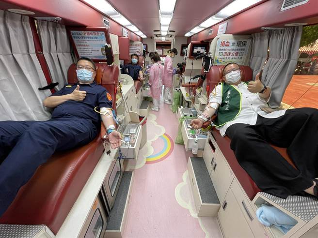 响应浴佛节捐血活动警响应捐血。（警方提供／吕筱蝉桃园传真）