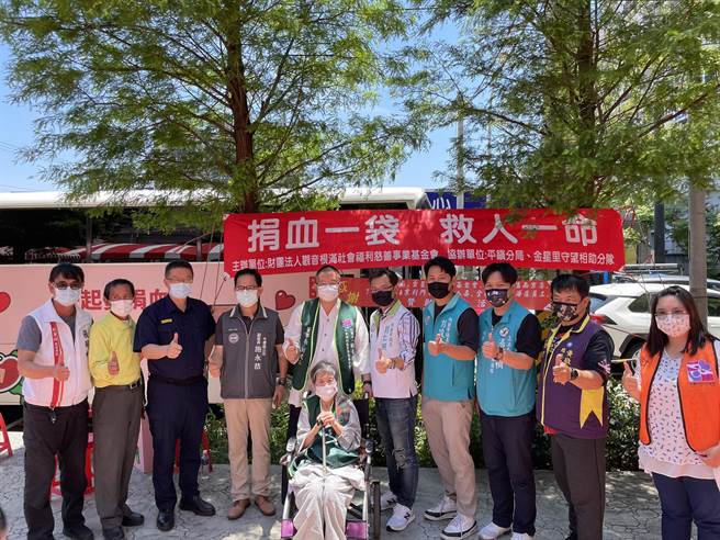 响应浴佛节捐血活动警响应捐血。（警方提供／吕筱蝉桃园传真）