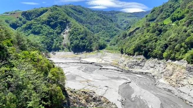 德基集水区、大甲溪上游乾涸见底，农友无法抽水灌溉，甜柿、高丽菜等作物长不大。（和平分局提供／王文吉台中传真）