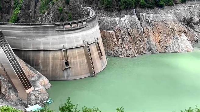 德基水库水位来到1325.57公尺，蓄水率仅2.77 ％，创建坝47年新低纪录。（和平分局提供／王文吉台中传真）