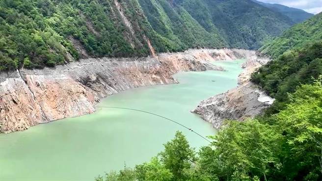 德基水库集水区多日晴朗无雨，主要靠森林涵养的水源进水。（和平分局提供／王文吉台中传真）