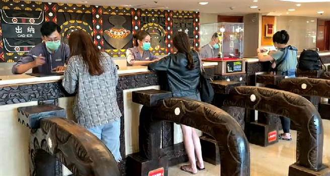 国内新冠肺炎疫情严峻，部分游客仍按计画到垦丁旅游。(民眾提供)