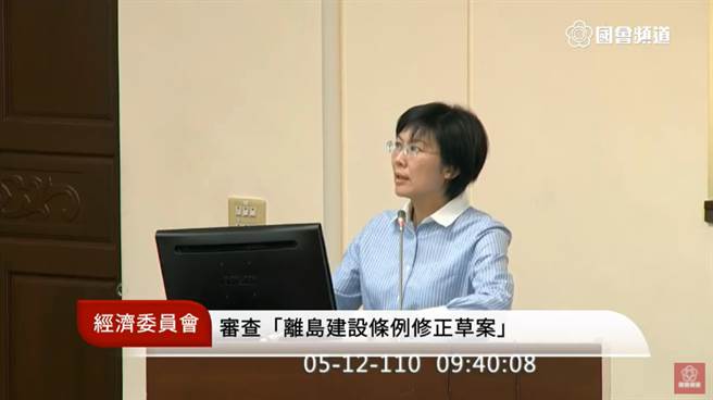 民進黨立委林岱樺今（12）日在立法院堅持不戴口罩。（圖／摘自國會頻道／立法院直播畫面）