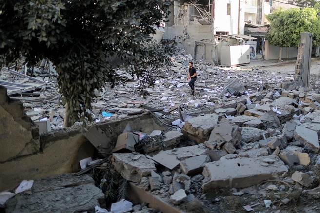 以色列控制的加薩有1棟9層樓建築物遭摧毀。(圖／路透社)