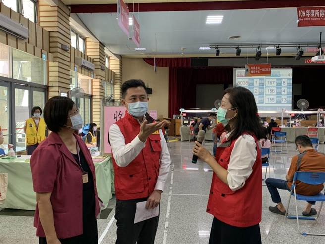 新竹市長林智堅（中）12日到稅務局了解防疫工作，市府與國稅局今年在臨櫃報稅部分祭出5大防疫措施。（陳育賢攝）