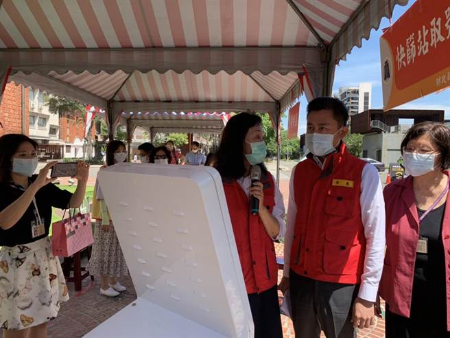 新竹市長林智堅（右二）12日到稅務局了解防疫工作，市府與國稅局今年在臨櫃報稅部分祭出5大防疫措施。（陳育賢攝）