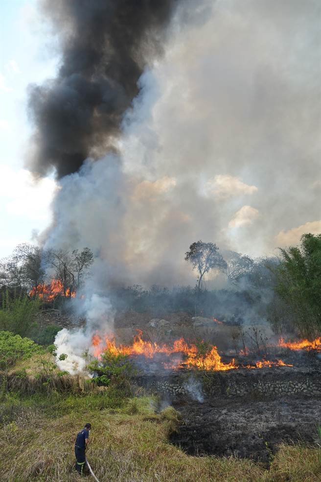 南投县名间乡一般废弃物掩埋场，12日上午11点左右发生垃圾燃烧，大量垃圾堆积物迅速延烧，后方林地也遭殃，消防队一度找不到水可灭火。（黄国峰摄）