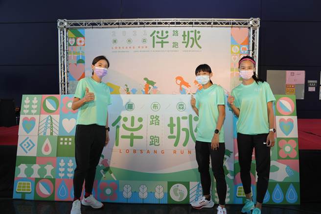 谢千鹤（左起）、曹纯玉及游雅君前阵子担任视障陪跑员，直呼相当特别。（大会提供）