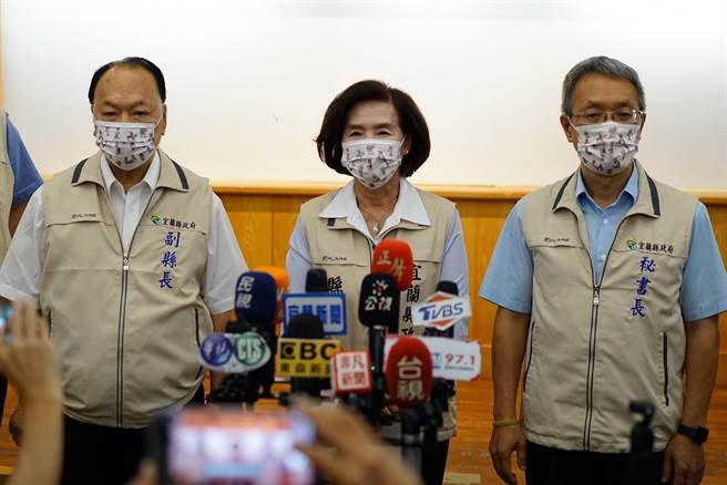 宜兰县长林姿妙（中）宣布，自即日起执行电子游戏与特定行业联合稽查，如有未依防疫规定採实名制，将勒令暂停营业。（李忠一摄）