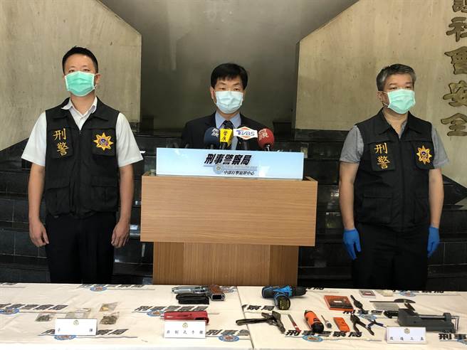 刑事局中部打擊犯罪中心，從今年1月起，陸續於全國各地查獲4處非法改造槍械、逮捕6人，並取出6把改造槍械及大批改造槍枝工具。（陳世宗攝）