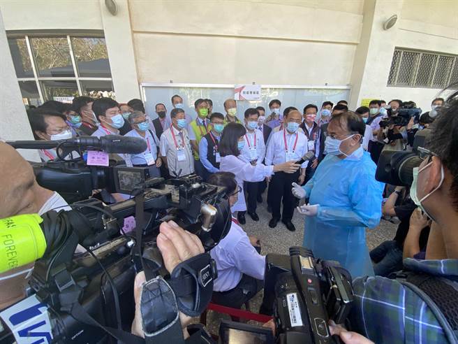 行政院長蘇貞昌今天下午到成大視察全大運防疫作業。（曹婷婷攝）