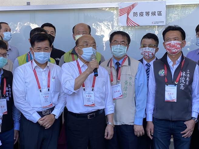 行政院長蘇貞昌今天下午到成大視察全大運防疫作業。（曹婷婷攝）