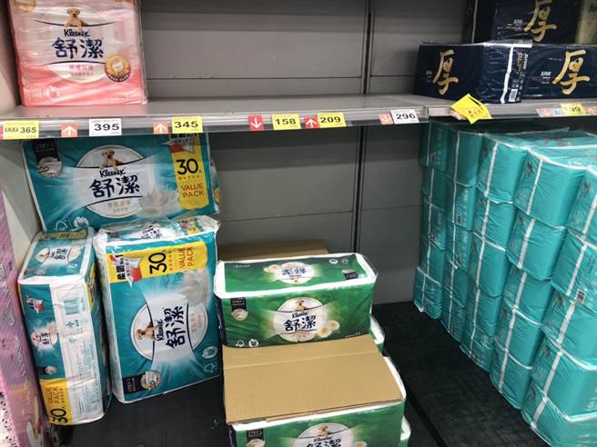 家乐福泡麵、卫生纸搬货量增。（吴奕萱摄）