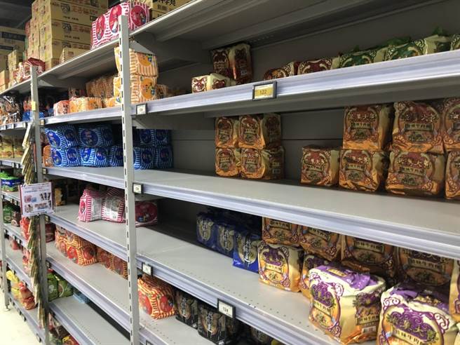 天母家乐福泡麵货架抢购量大。（吴奕萱摄）