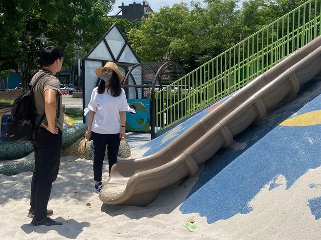 氣溫飆升新勢公園遊具燙人，市議員舒翠玲呼籲全盤體檢改善。（呂筱蟬攝）