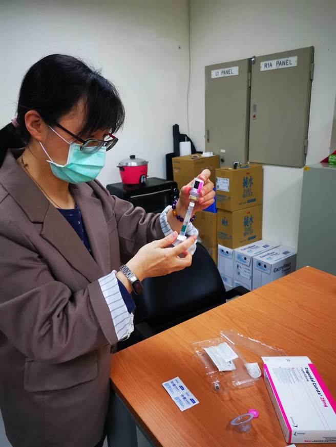 桃療安排居家護理師至個案家中訪視，針對不同的個案提供個別化照護服務。（姜霏翻攝）