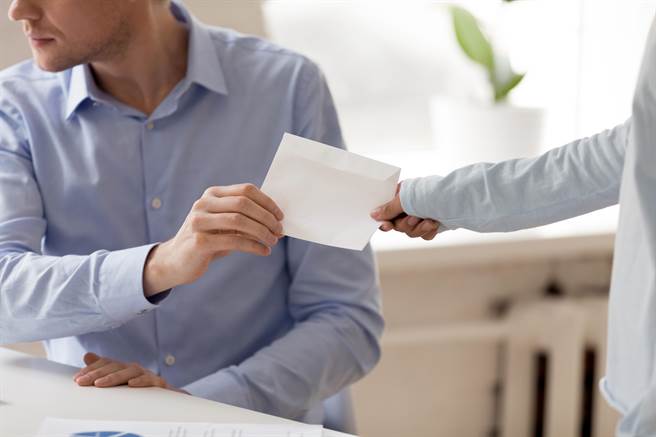 中国银行业监督管理委员会内蒙古监管局原党委书记、局长薛纪寧，任内收受贿赂超过4亿人民币。（示意图／shutterstock）