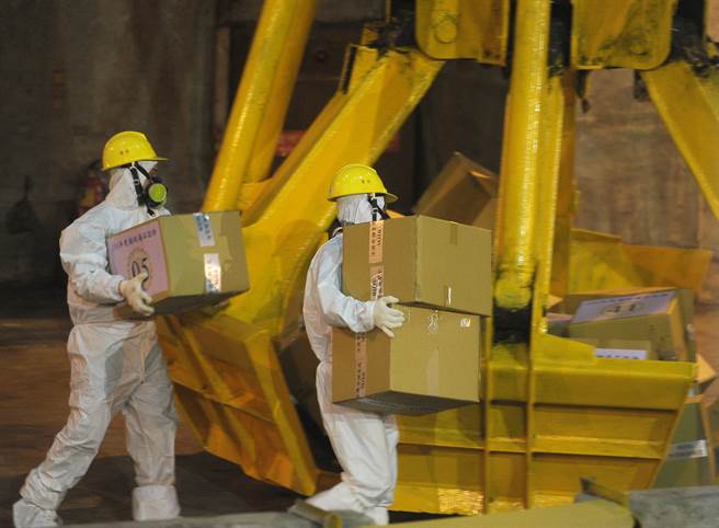 调查局11日于木栅焚化厂销燬212公斤毒品。图为2015年毒品销毁仪式资料照。（资料照 季志翔摄）