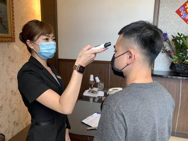 部分游艺场已落实量体温和实联制等防疫措施。（吕妍庭摄）