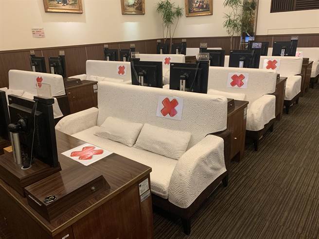 部分游艺场已落实量体温、实联制、社交距离等防疫措施。（吕妍庭摄）