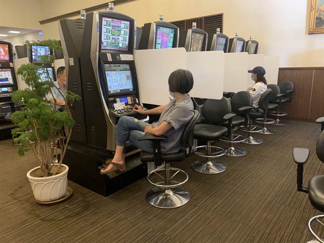 部分游艺场已落实量体温、实联制、社交距离等防疫措施。（吕妍庭摄）