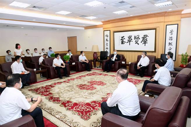 警政署长陈家钦12日下午赴刑事局慰勉扫黑有功人员。（翻摄照片／林郁平台北传真）