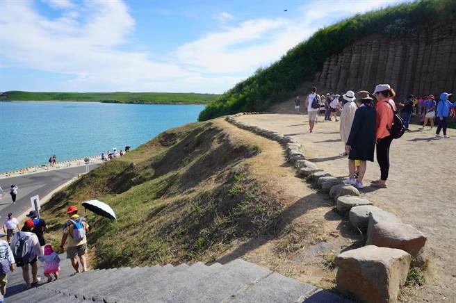 疫情升温影养民眾旅游意愿，旅行业者纷纷宣布游程延期及取消的措施。（何书青摄）