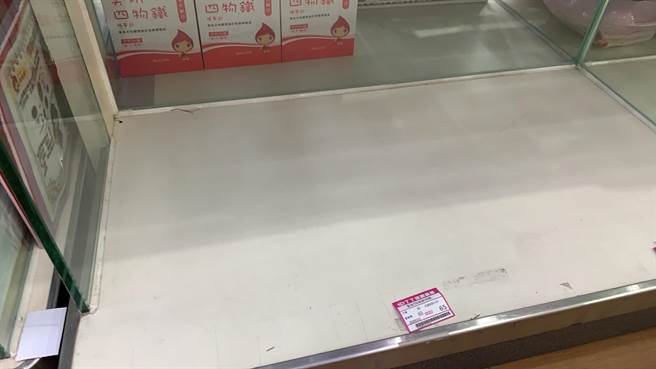 彰化丁丁药局今天上午一开店就涌入民眾抢买口罩，比起平常爆增了4、5倍，口罩到中午就卖出200多盒，酒精也卖出50瓶，中午过后，架上已经全被买光了。（吴敏菁摄）