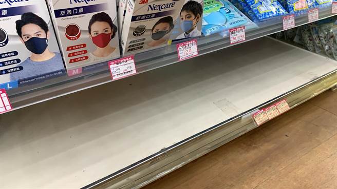 彰化丁丁药局今天上午一开店就涌入民眾抢买口罩，比起平常爆增了4、5倍，口罩到中午就卖出200多盒，酒精也卖出50瓶，中午过后，架上已经全被买光了。（吴敏菁摄）