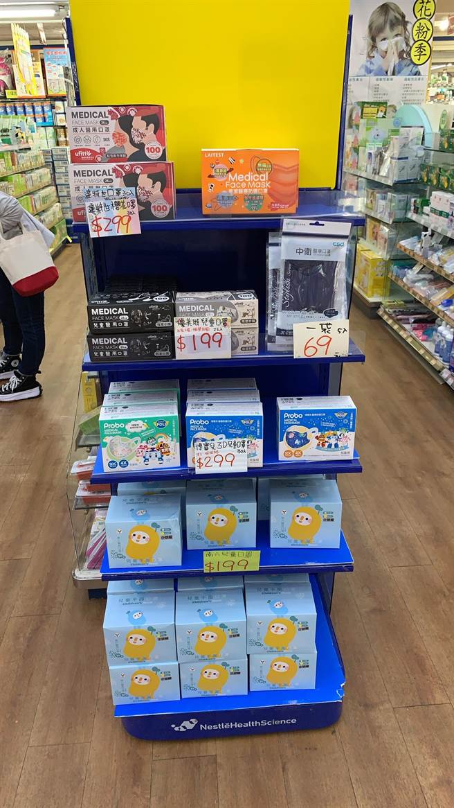 彰化丁丁药局200多盒口罩全被卖光，只剩幼幼口罩。（吴敏菁摄）