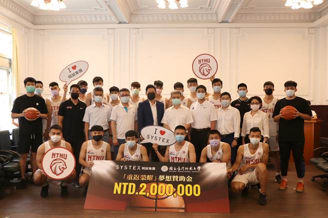 雙方合作儀式由精誠資訊董事長林隆奮、國立臺灣師範大學校長吳正己代表出席，精誠資訊永續長黃裕仁、臺師大副校長印永翔、臺師大籃球隊總教練王志群以及臺師大甲組男籃全體球員也出席見證。（圖/臺灣師大提供）