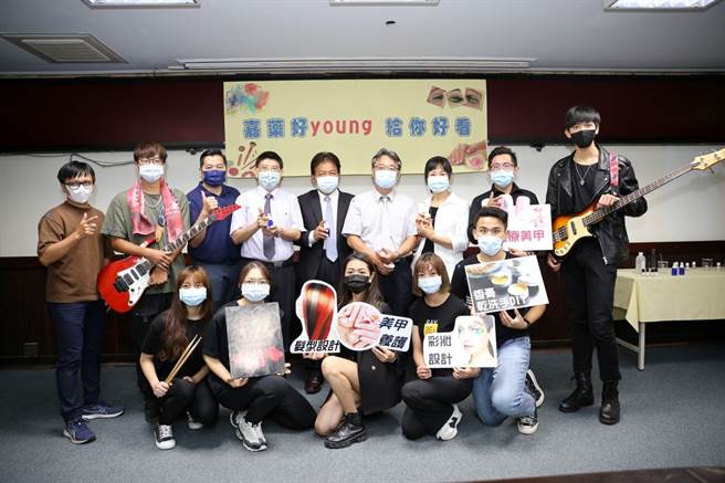 嘉南藥理大學受臺南市政府「溫馨5月情」系列活動邀請，將於5月15日，由校內藥妝管理系、熱音社，在臺南市議會室內展廳以及戶外水舞廣展，進行展演活動。（圖/嘉南藥大提供）